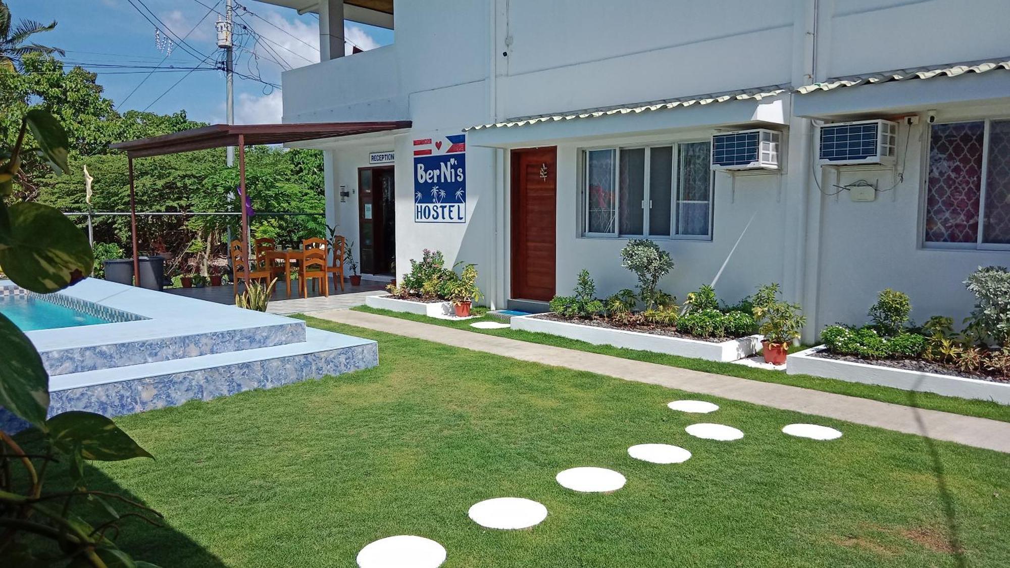 Bernis Hostel Moalboal Exterior photo